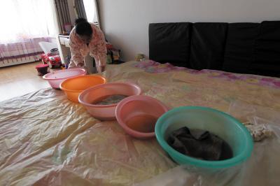 泗阳楼上漏水，住户失联，小区没物管，业主维权难！律师来支招……